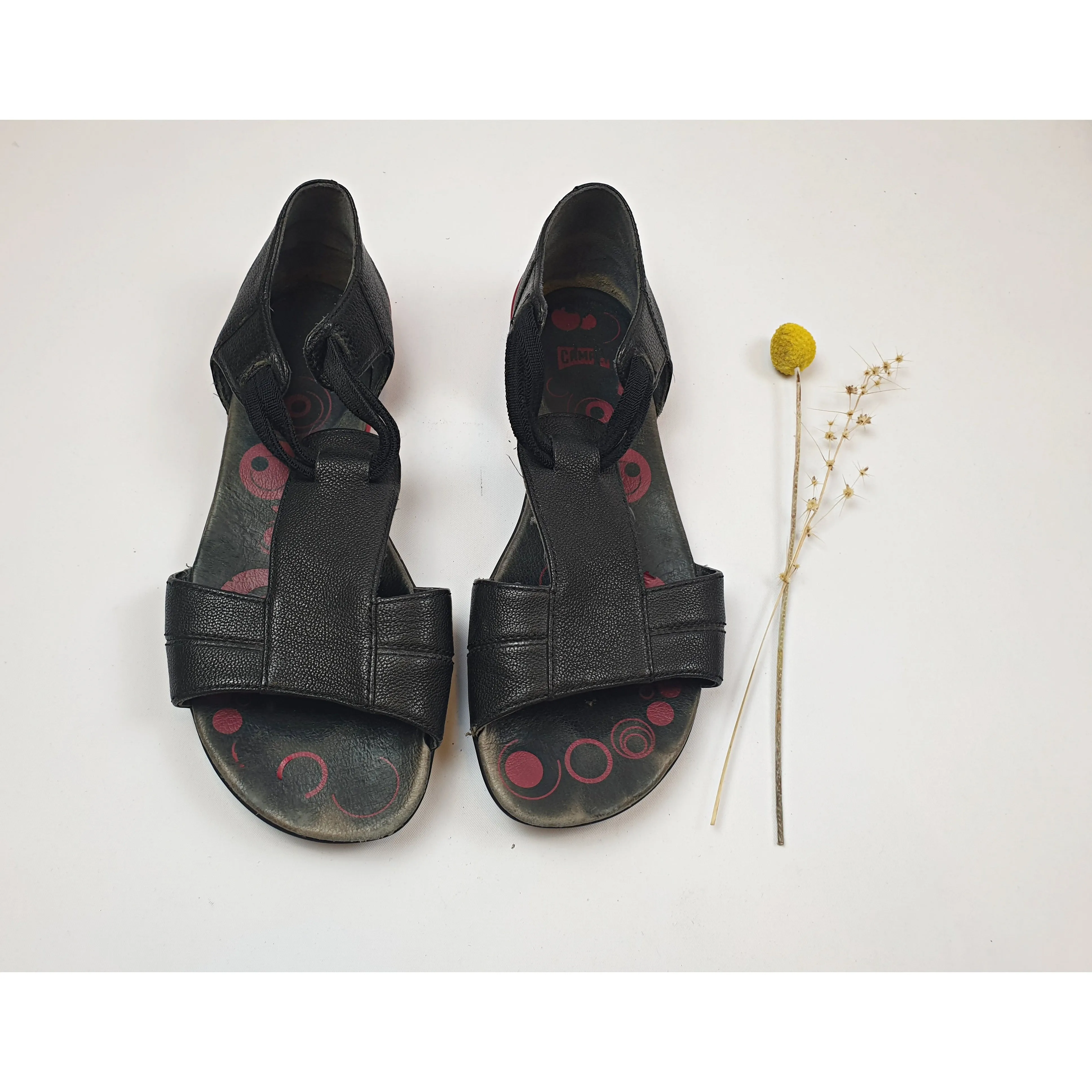Camper black leather tee bar style sandals size 37