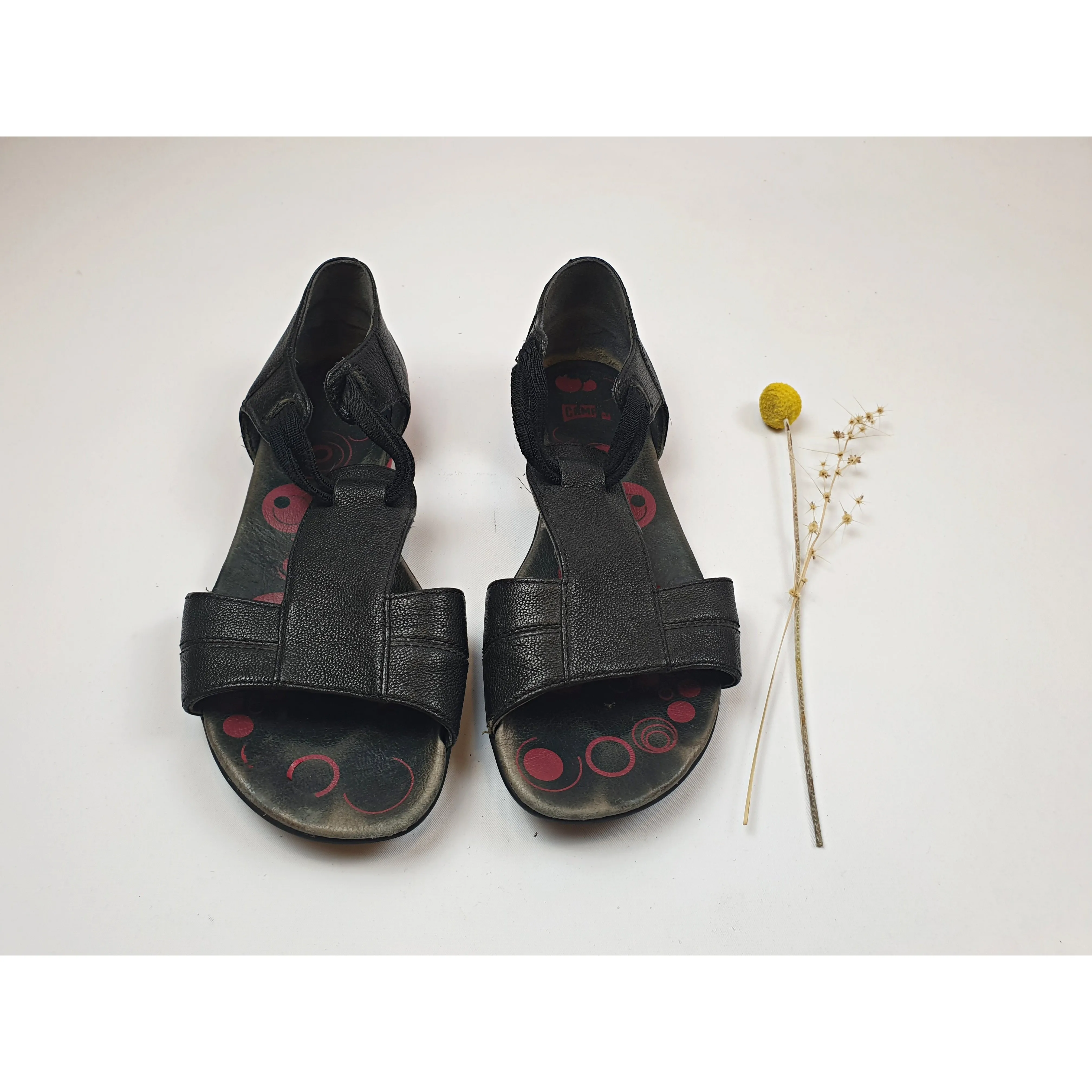 Camper black leather tee bar style sandals size 37