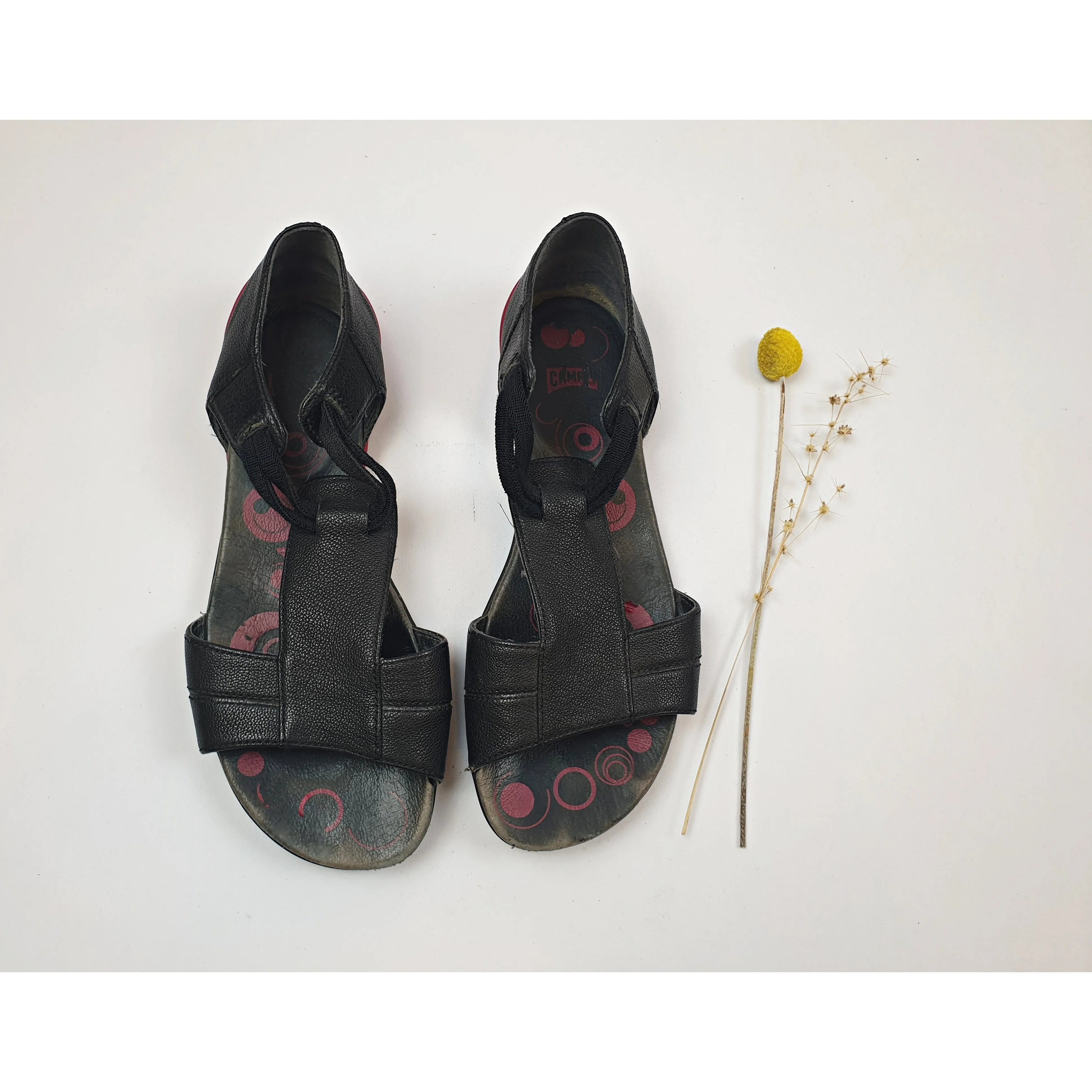 Camper black leather tee bar style sandals size 37