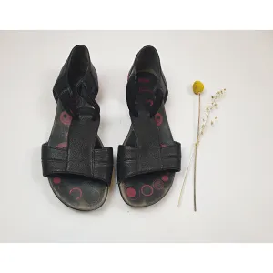 Camper black leather tee bar style sandals size 37