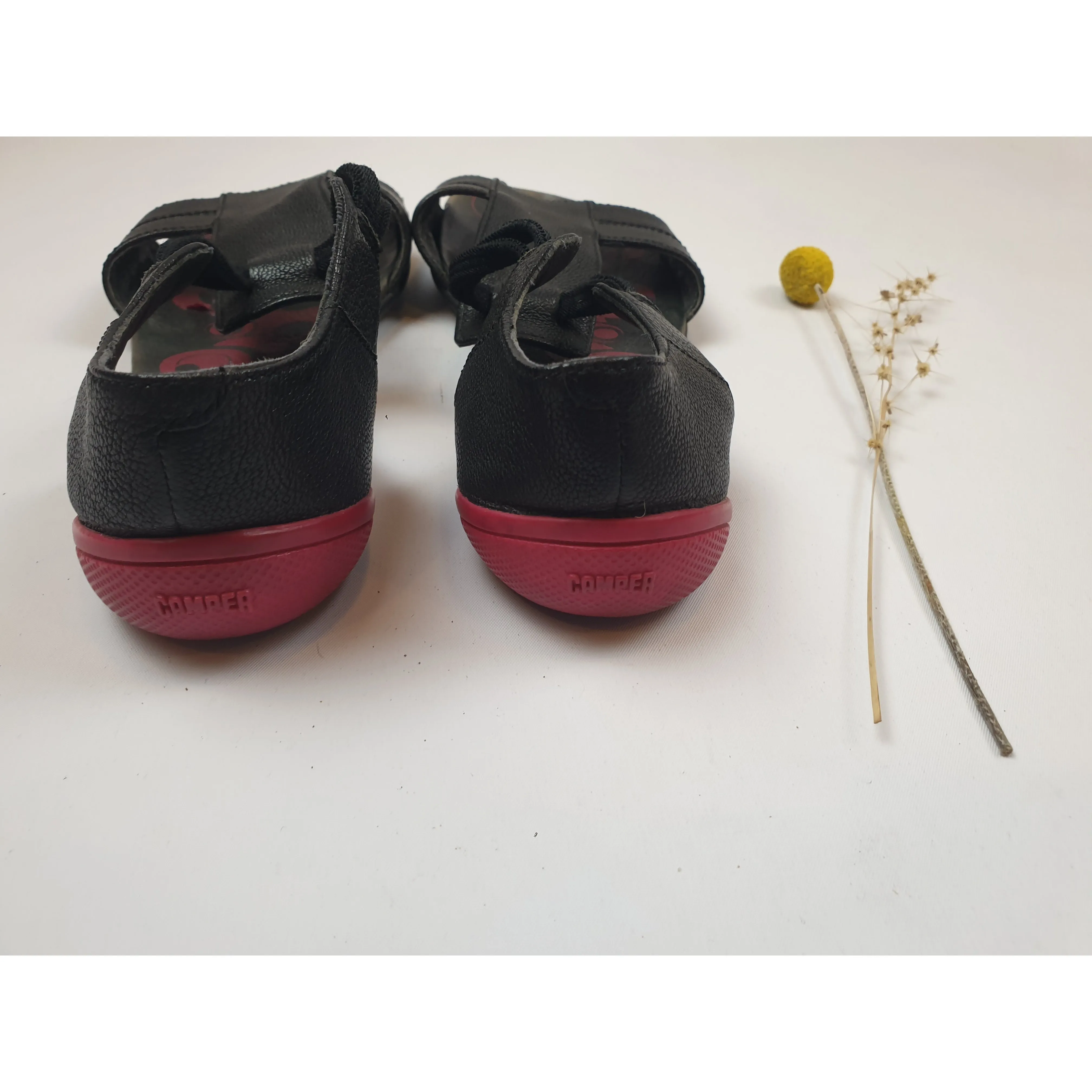 Camper black leather tee bar style sandals size 37