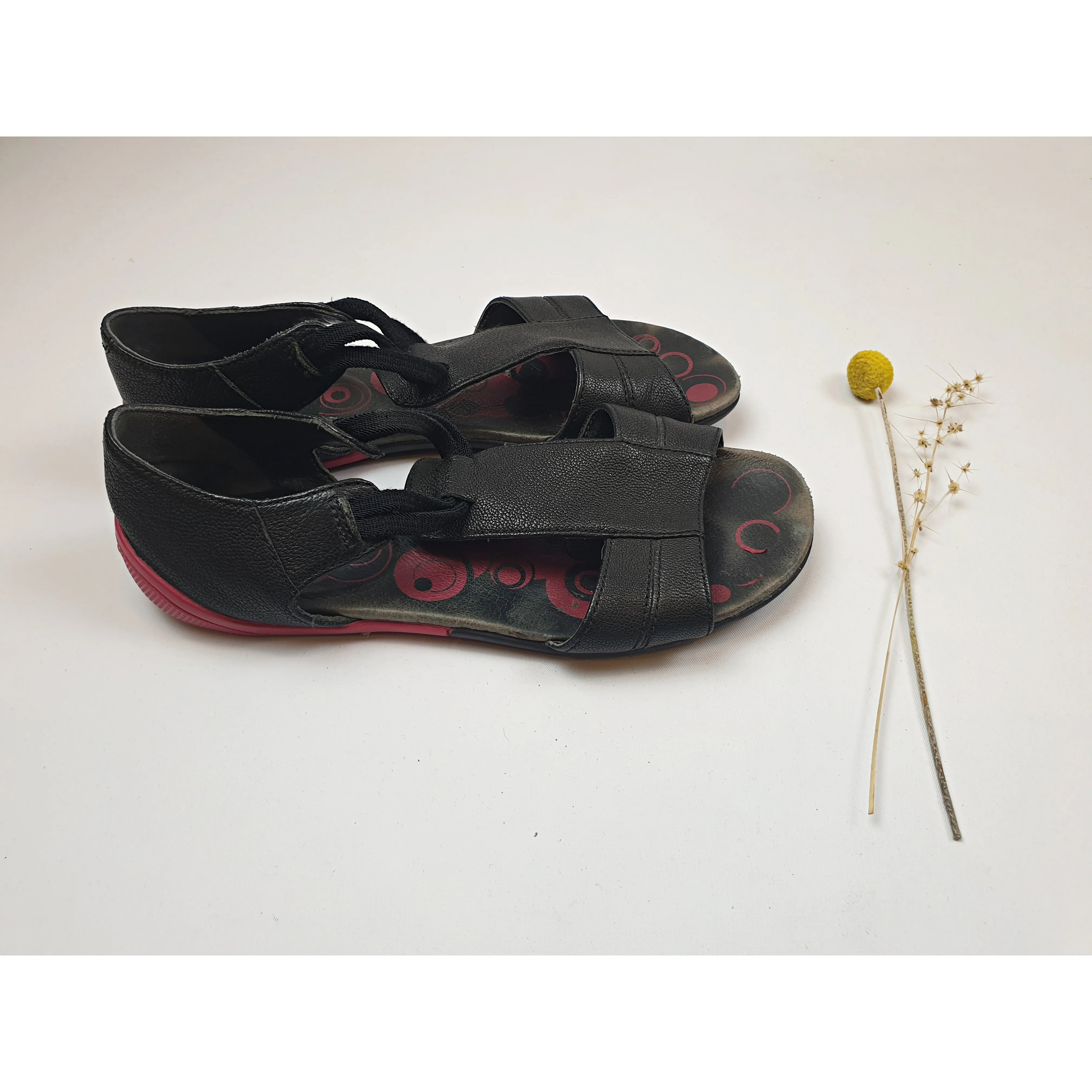 Camper black leather tee bar style sandals size 37