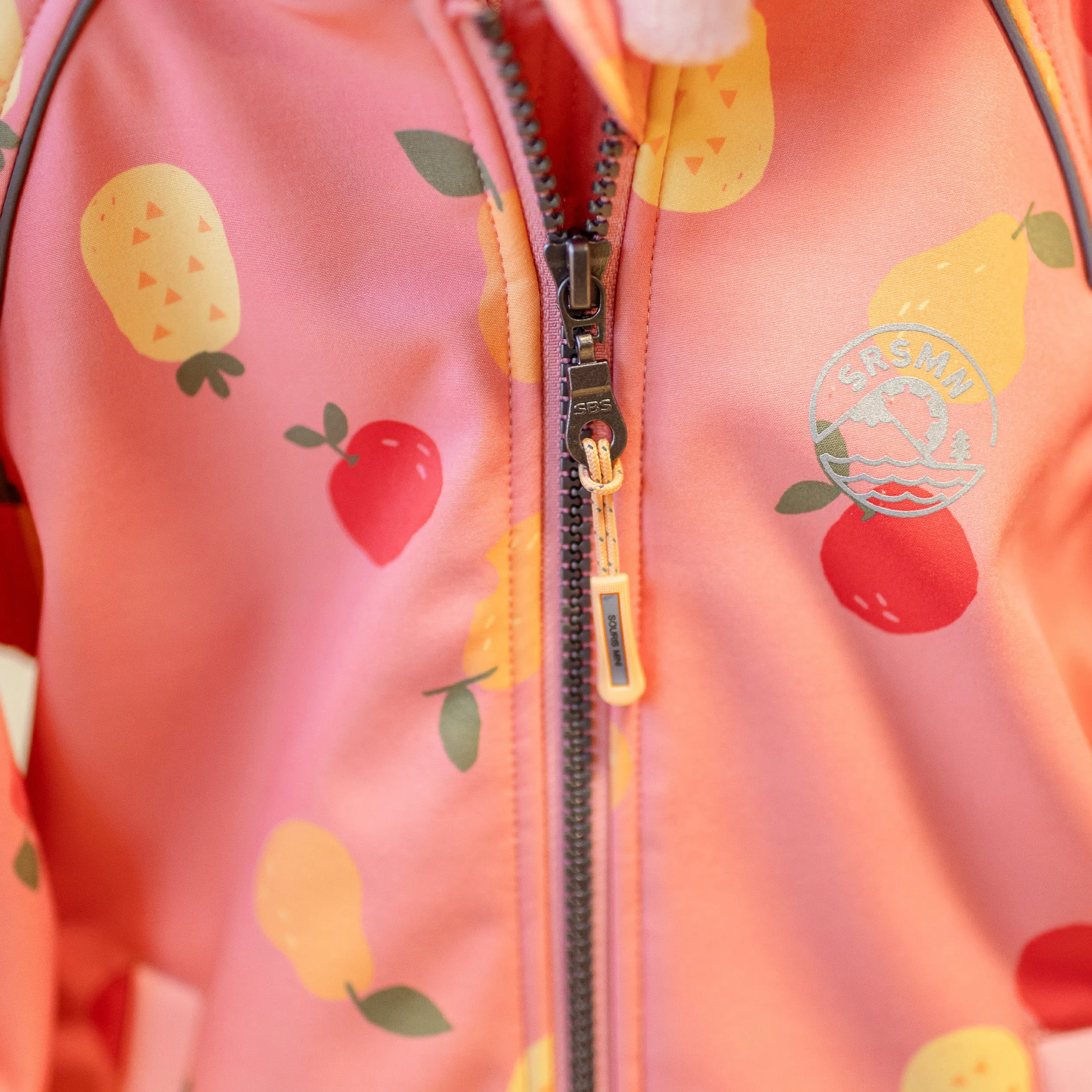 Manteau rose à coquille souple avec motif fruité, bébé || Pink soft shell coat with fruit print, baby