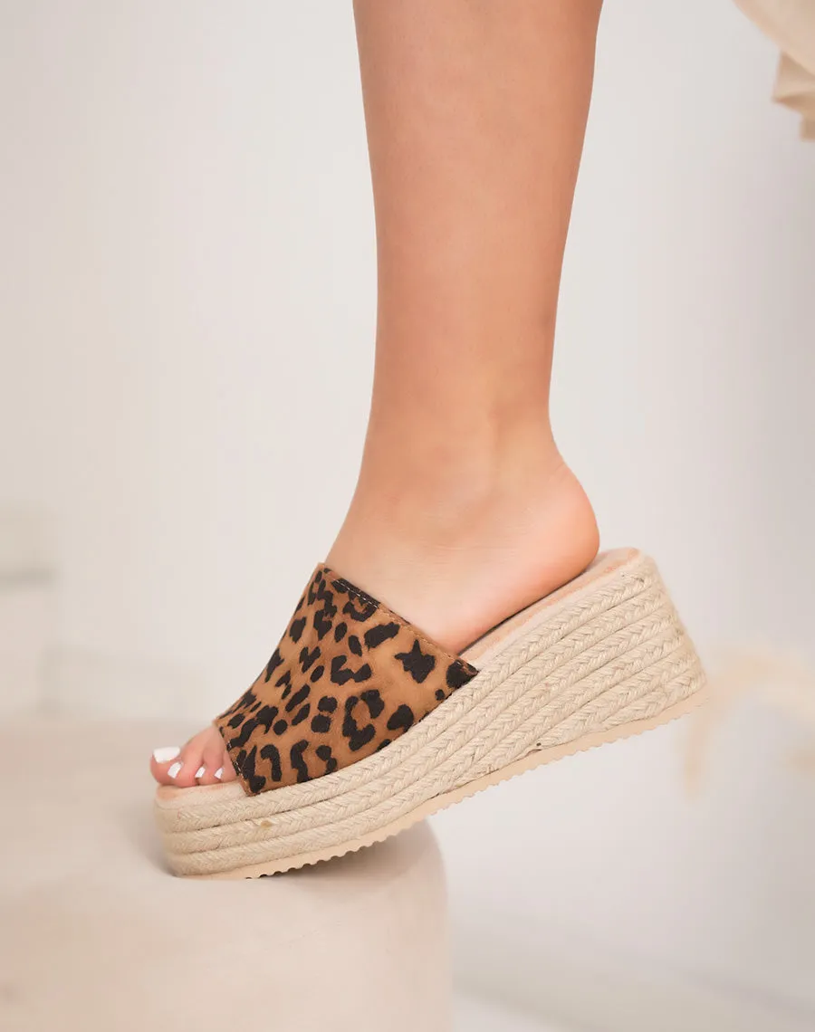 Mules compensées femme léopard avec semelle corde tressée tendance