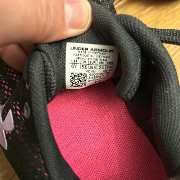 Under Armour Girls Shoes Black/Pink Size 6 New