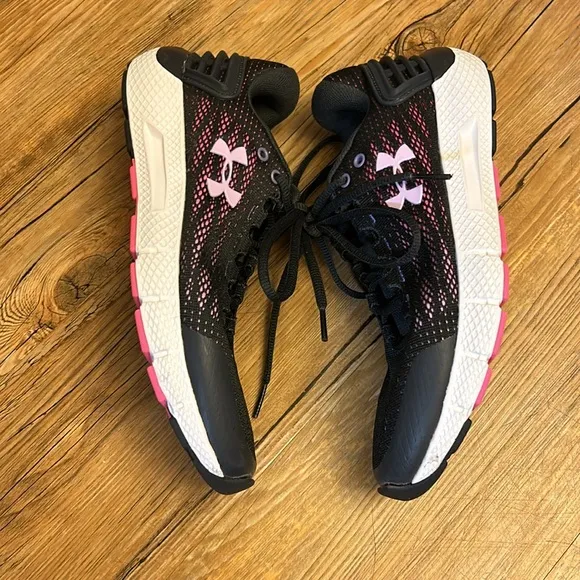 Under Armour Girls Shoes Black/Pink Size 6 New