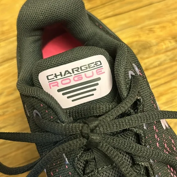 Under Armour Girls Shoes Black/Pink Size 6 New