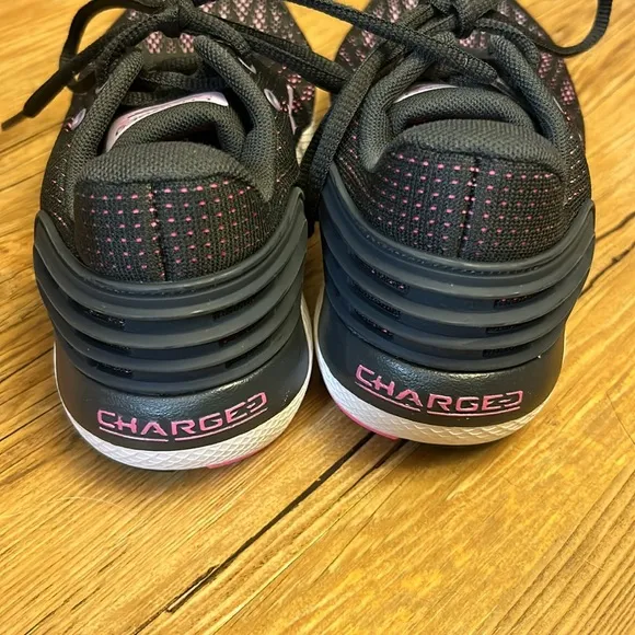 Under Armour Girls Shoes Black/Pink Size 6 New